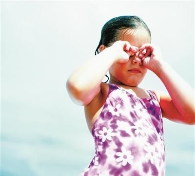 眼睛里有异物，眼睛里有东西怎么弄出来小妙招图2