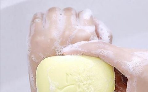 硫磺皂洗头发正确方法，一直用硫磺皂洗头发,结果怎么样了啊
