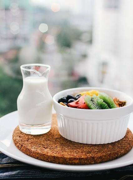 牛奶是完美的补钙食物，可有人喝多了会便秘，牛奶会导致上火吗图2