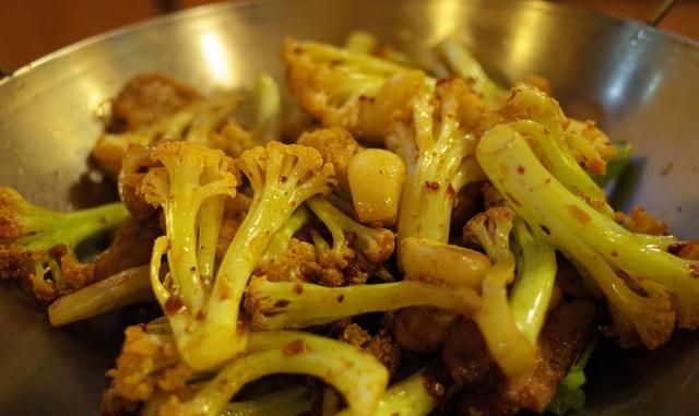 炒菜花的做法，炒菜花需要先焯水吗?怎么做更好吃呢图2