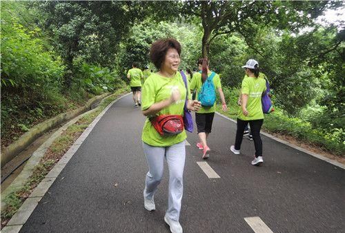 想要爬楼锻炼身体，老年人适合走路锻炼身体吗图6