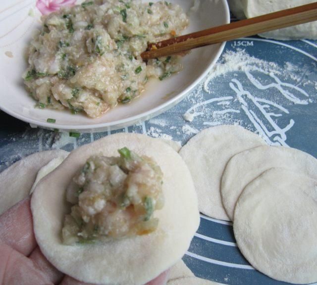 猪肉白菜饺子馅的做法，白菜猪肉香菇馅儿饺子的做法图5