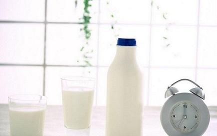 纯牛奶营养成分，早餐牛奶与纯牛奶哪个更有营养图1