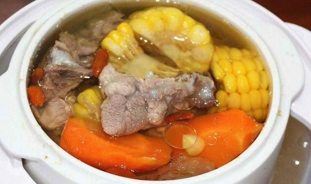 红萝卜玉米排骨汤，萝卜玉米排骨汤怎么制作更好喝窍门图5