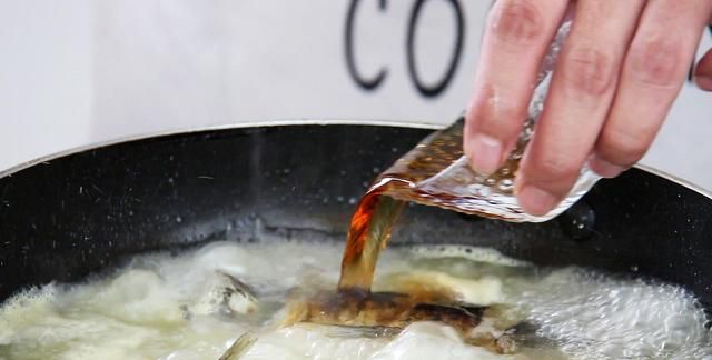 这才是鲫鱼豆腐汤最正宗的做法 教你汤奶白鲜美和煎鱼不破的秘籍