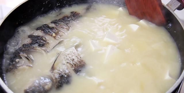 这才是鲫鱼豆腐汤最正宗的做法 教你汤奶白鲜美和煎鱼不破的秘籍