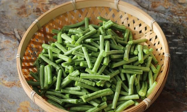 不用闻油烟，吃着也清爽，豇豆角这样做，一天三顿吃不腻