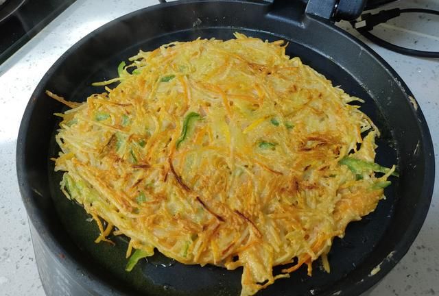 土豆丝别再炒着吃了，教你香煎土豆丝饼的做法，外酥里软香掉渣