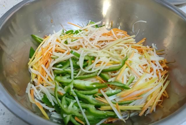 土豆丝别再炒着吃了，教你香煎土豆丝饼的做法，外酥里软香掉渣