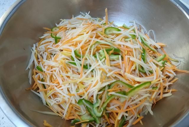 土豆丝别再炒着吃了，教你香煎土豆丝饼的做法，外酥里软香掉渣