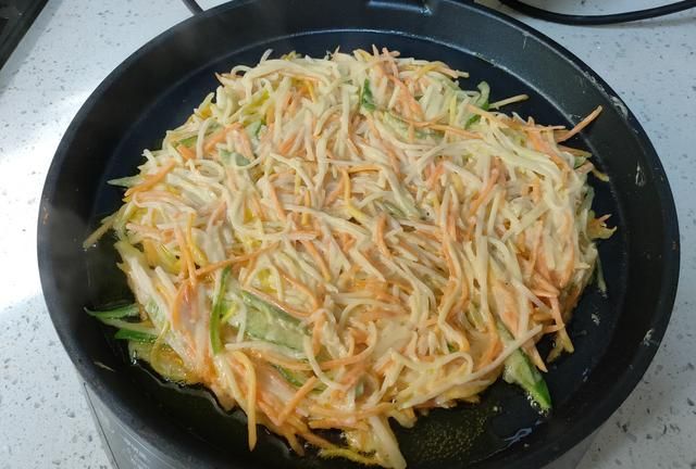 土豆丝别再炒着吃了，教你香煎土豆丝饼的做法，外酥里软香掉渣
