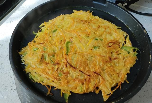 土豆丝别再炒着吃了，教你香煎土豆丝饼的做法，外酥里软香掉渣