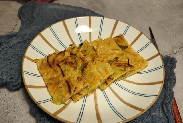 土豆丝别再炒着吃了，教你香煎土豆丝饼的做法，外酥里软香掉渣
