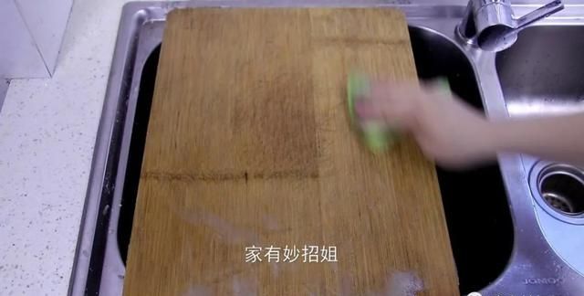 白醋除了可以当作调料品，放在家里也有很多的神奇用途，太实用了