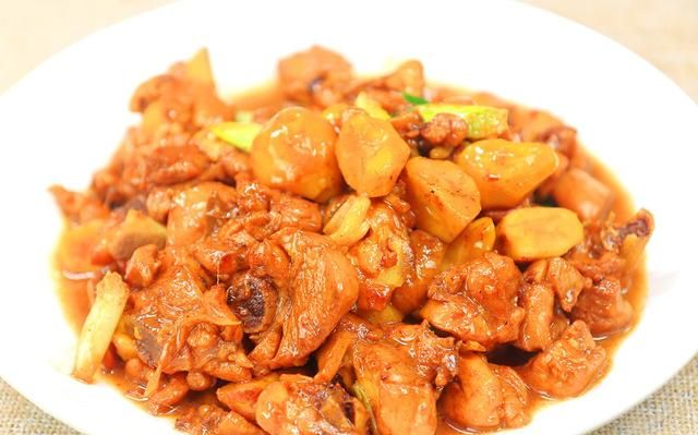 “板栗鸡”的家常做法，掌握这几个小技巧，肉质鲜嫩，板栗软糯