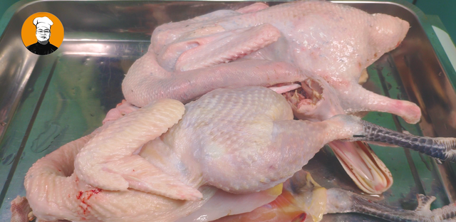 老母鸡汤这样煲才好喝，食材简单，原汁原味，一口气能喝三大碗