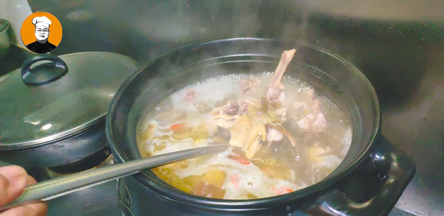 老母鸡汤这样煲才好喝，食材简单，原汁原味，一口气能喝三大碗