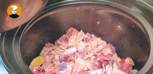 老母鸡汤这样煲才好喝，食材简单，原汁原味，一口气能喝三大碗