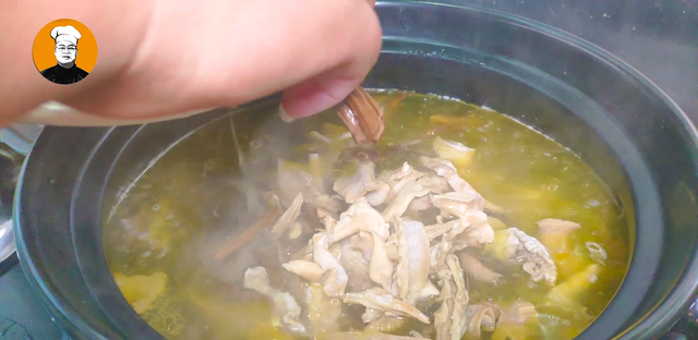 老母鸡汤这样煲才好喝，食材简单，原汁原味，一口气能喝三大碗