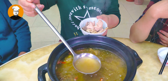 老母鸡汤这样煲才好喝，食材简单，原汁原味，一口气能喝三大碗