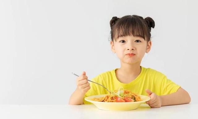 孩子食欲差总是吃不下饭，快用儿童钙铁锌口服液