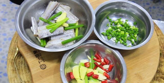 厨师长分享正宗“酱烧带鱼”的做法，步骤清晰，解说详细易懂