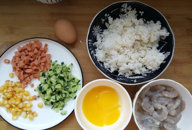 蛋炒饭制作小窍门，米饭颗粒分明不粘连，早餐一碗省时省事还管饱