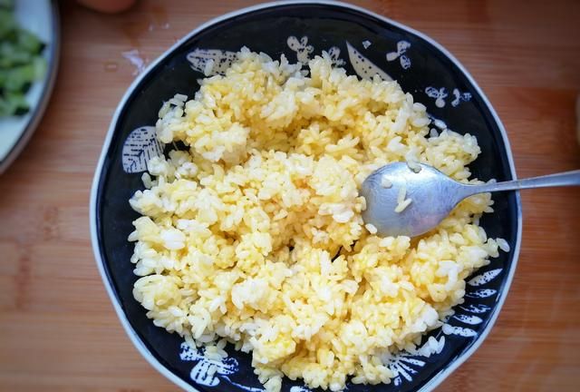 蛋炒饭制作小窍门，米饭颗粒分明不粘连，早餐一碗省时省事还管饱