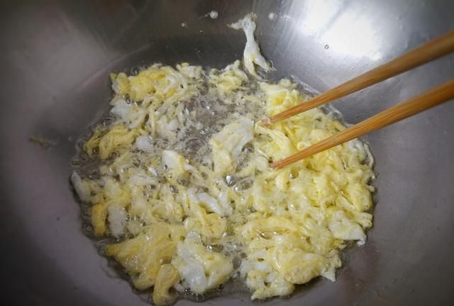 蛋炒饭制作小窍门，米饭颗粒分明不粘连，早餐一碗省时省事还管饱