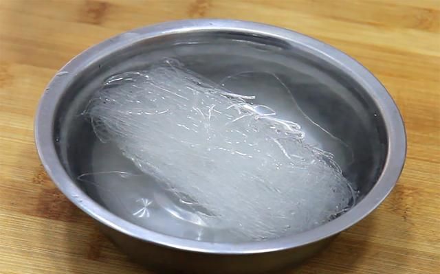 这才是丝瓜原汁原味的做法，一蒸一拌，丝瓜鲜嫩可口，翠绿不变色
