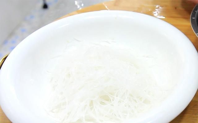 这才是丝瓜原汁原味的做法，一蒸一拌，丝瓜鲜嫩可口，翠绿不变色