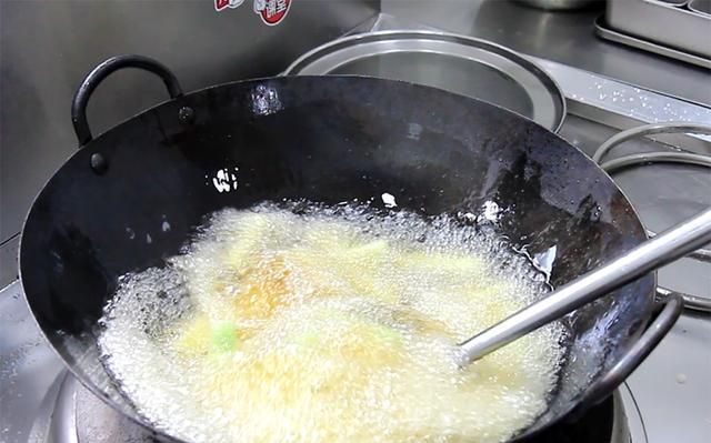 这才是丝瓜原汁原味的做法，一蒸一拌，丝瓜鲜嫩可口，翠绿不变色