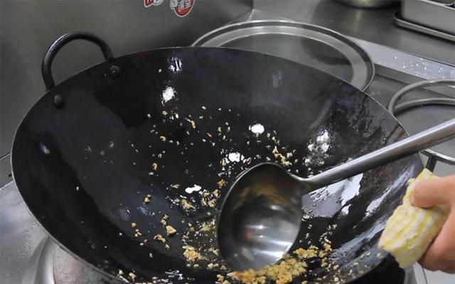 这才是丝瓜原汁原味的做法，一蒸一拌，丝瓜鲜嫩可口，翠绿不变色