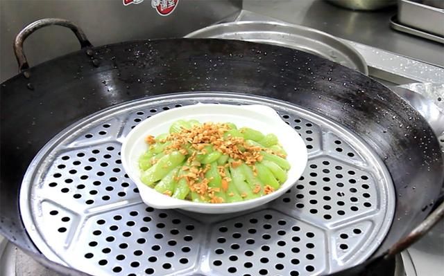 这才是丝瓜原汁原味的做法，一蒸一拌，丝瓜鲜嫩可口，翠绿不变色