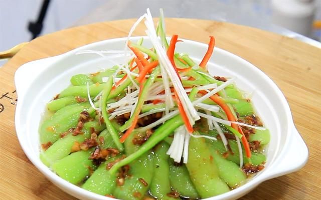这才是丝瓜原汁原味的做法，一蒸一拌，丝瓜鲜嫩可口，翠绿不变色