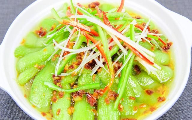 这才是丝瓜原汁原味的做法，一蒸一拌，丝瓜鲜嫩可口，翠绿不变色