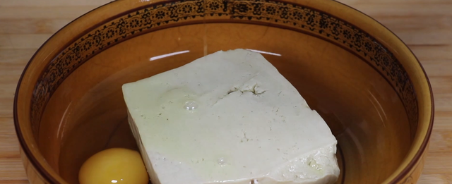 豆腐别再炒着吃，教你个新鲜做法，家里来客人必做的一大硬菜