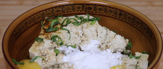 豆腐别再炒着吃，教你个新鲜做法，家里来客人必做的一大硬菜
