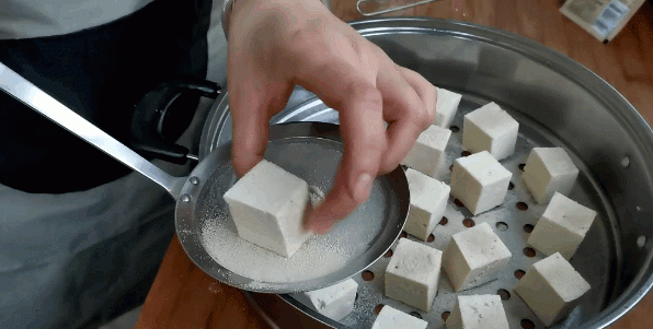 一道农家自制豆腐乳，详细的做法和配方教给你，轻松几步就能搞定
