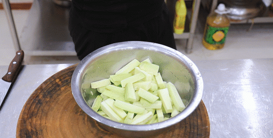 糖醋茄子想要好吃有技巧，学会这个方法，茄子不油不腻，酸甜开胃