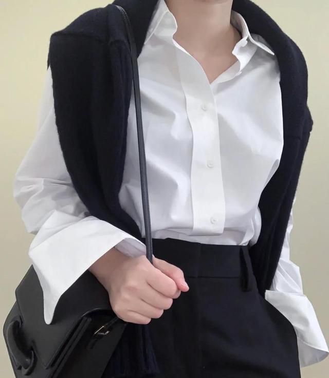 让你利用穿搭看起来瘦十斤的干货，居然就是贴胸贴？