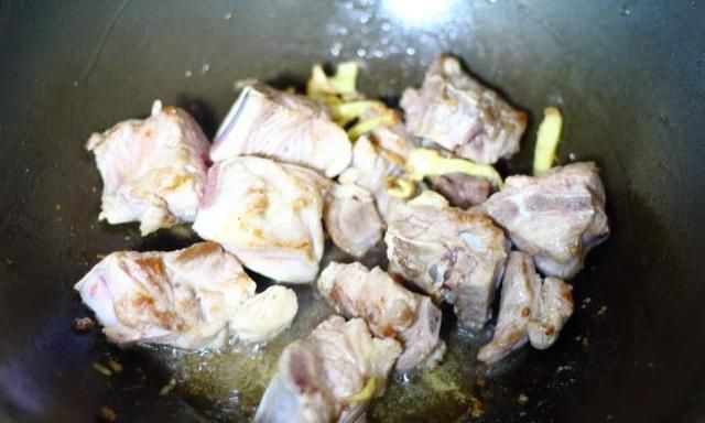 土豆烧排骨，做法超级简单的美味家常菜，有了它米饭都要多吃两碗