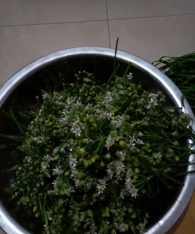 如何制作韭菜花酱窍门图2