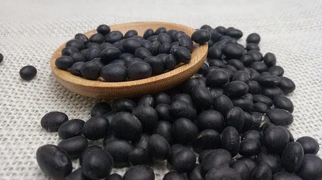 都是豆浆，黄豆浆好还是黑豆浆好？区别很大，你喝对了吗？别不懂