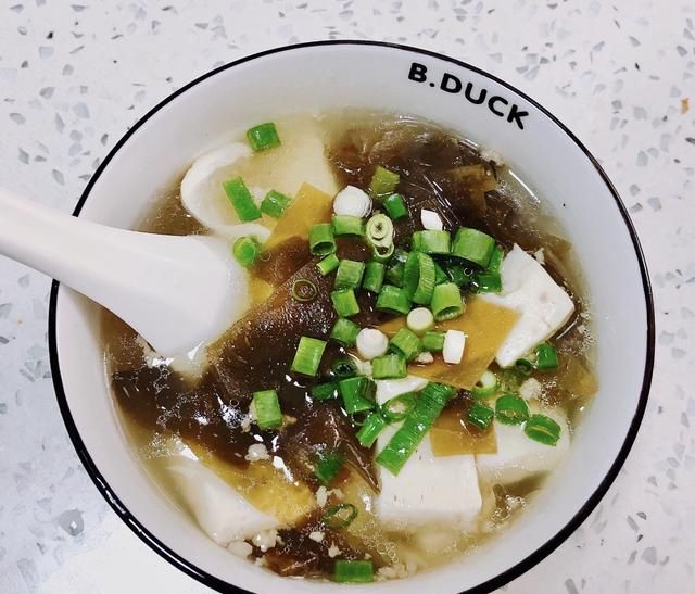 嫩豆腐海带汤，汤汁清淡有营养，做法简单，上桌全家都爱喝