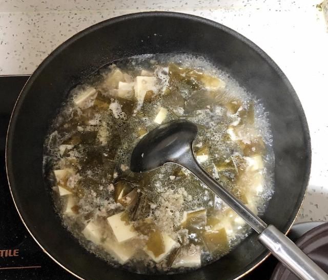 嫩豆腐海带汤，汤汁清淡有营养，做法简单，上桌全家都爱喝