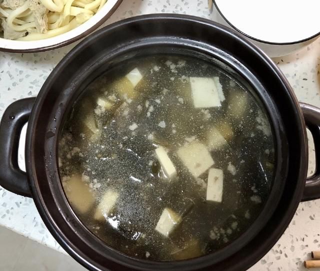 嫩豆腐海带汤，汤汁清淡有营养，做法简单，上桌全家都爱喝