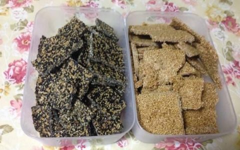 芝麻糖的功效与作用禁忌(芝麻糖的家常做法)