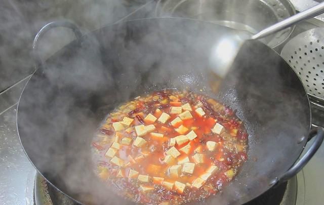 “麻婆豆腐”家常做法，嫩而不碎，原来有技巧，厨师长的拿手菜