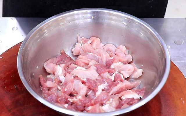 小酥肉怎么做才好吃？原来腌制和油温是关键，厨师长教你正确做法
